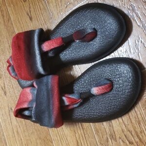 Sanuk sandals size 8